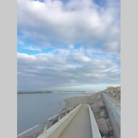 Апартаменты Bilocale Sul Mare Марина-ди-Пиза Экстерьер фото