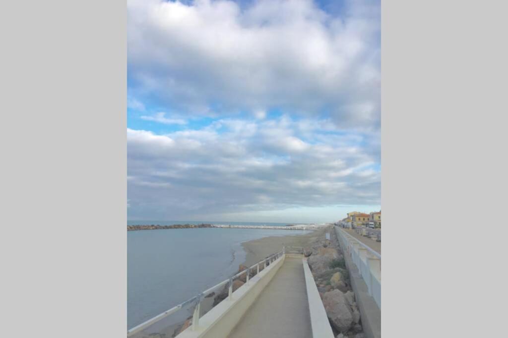 Апартаменты Bilocale Sul Mare Марина-ди-Пиза Экстерьер фото